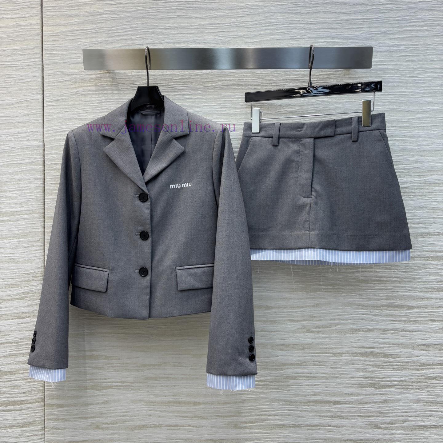 CT75255 Miu Miu 25 Early Spring Edition A Vintage Suit Set With A Breasted Suit Jacket Paired W yr3d69p7