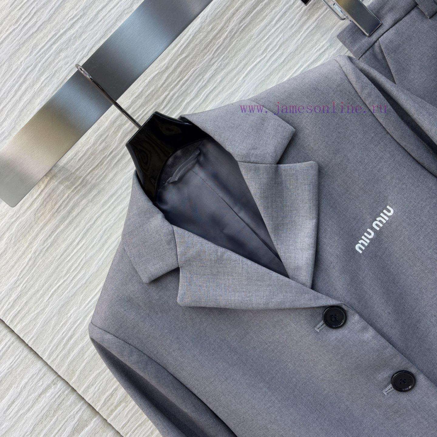 CT75255 Miu Miu 25 Early Spring Edition A Vintage Suit Set With A Breasted Suit Jacket Paired W yr3d69p7 - Image 3