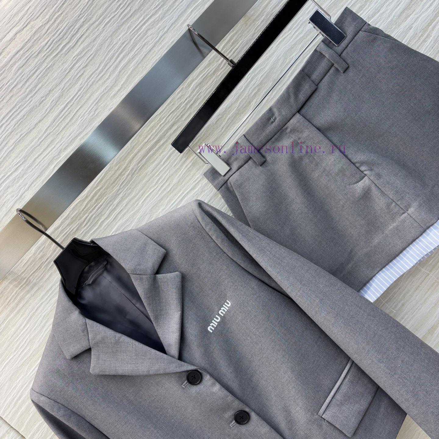 CT75255 Miu Miu 25 Early Spring Edition A Vintage Suit Set With A Breasted Suit Jacket Paired W yr3d69p7 - Image 8