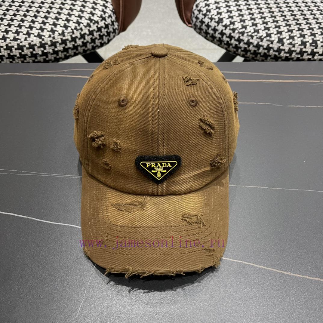Prada's new baseball cap for spring and summer 2024 has a strong sense of design and is refr5ovgo3cm - Image 3