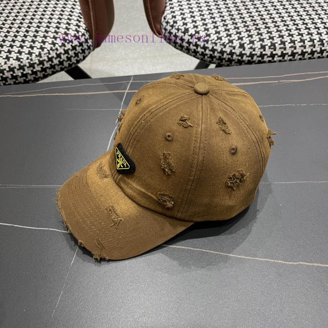 Prada's new baseball cap for spring and summer 2024 has a strong sense of design and is refr5ovgo3cm - Image 4