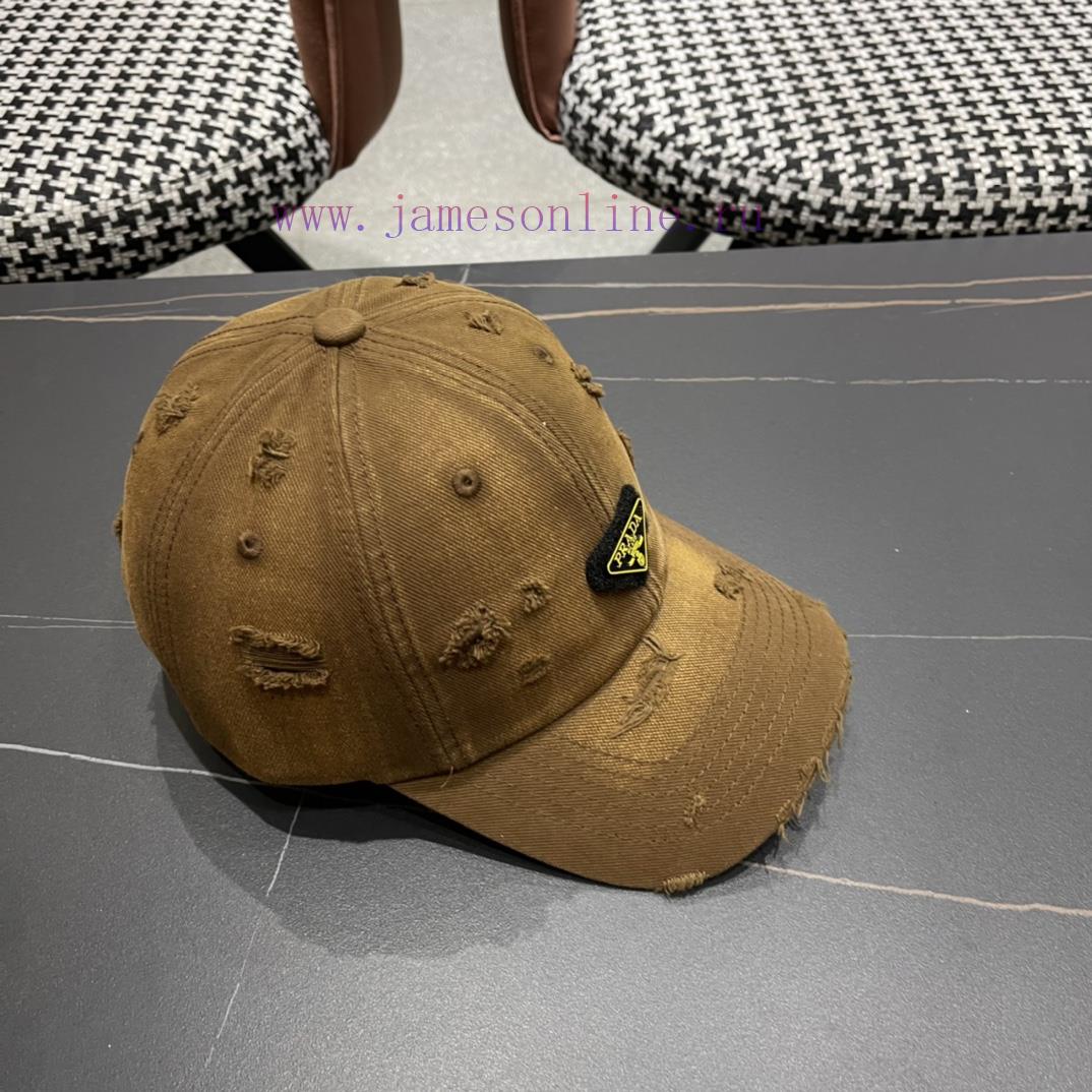 Prada's new baseball cap for spring and summer 2024 has a strong sense of design and is refr5ovgo3cm - Image 5