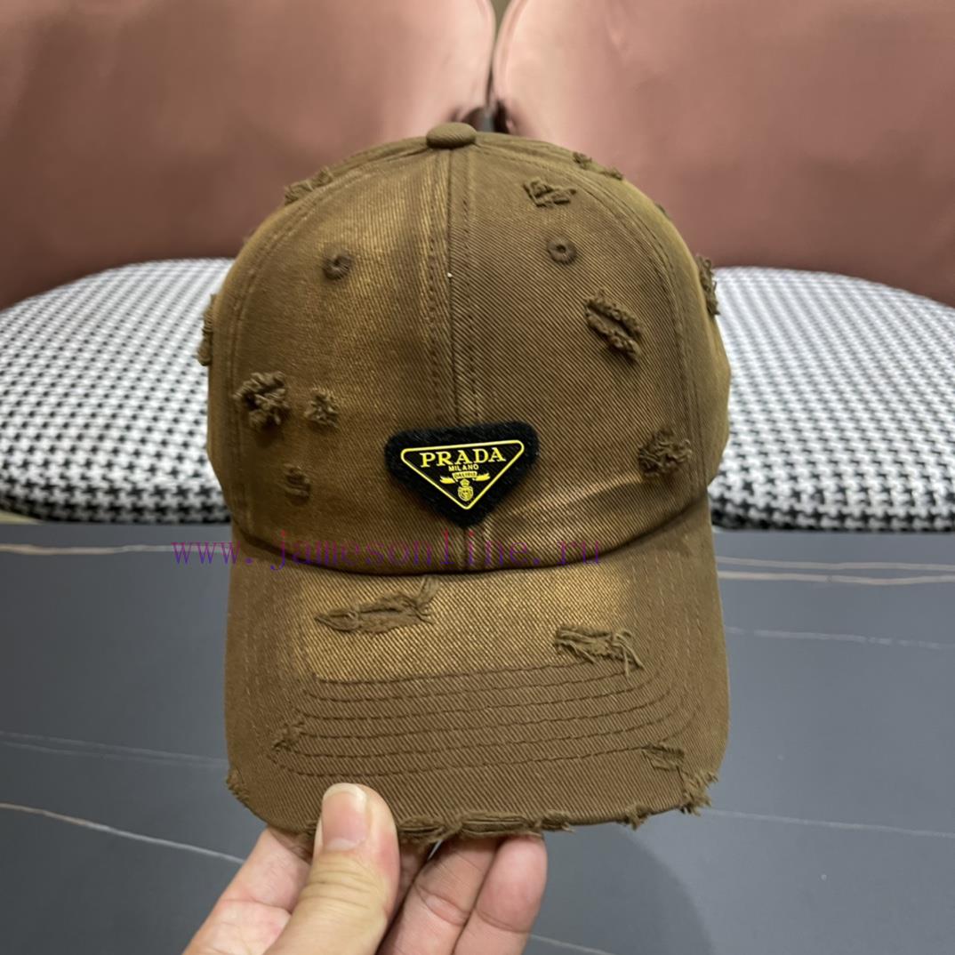 Prada's new baseball cap for spring and summer 2024 has a strong sense of design and is refr5ovgo3cm - Image 6