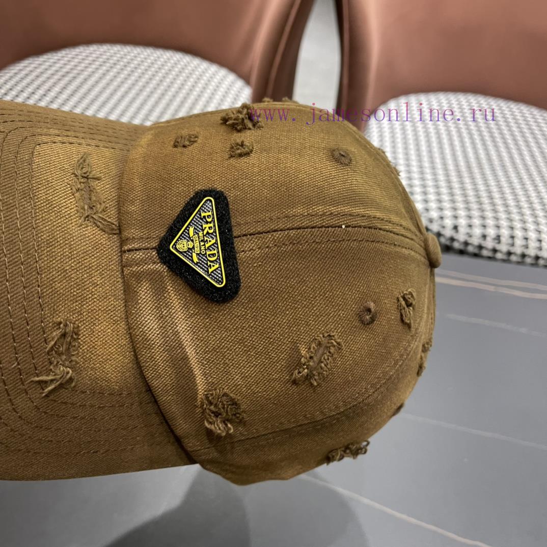 Prada's new baseball cap for spring and summer 2024 has a strong sense of design and is refr5ovgo3cm - Image 7