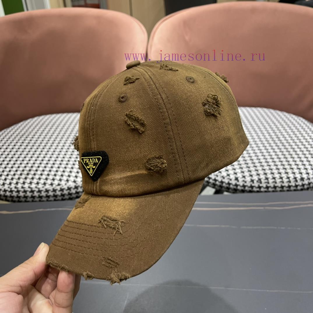 Prada's new baseball cap for spring and summer 2024 has a strong sense of design and is refr5ovgo3cm - Image 8