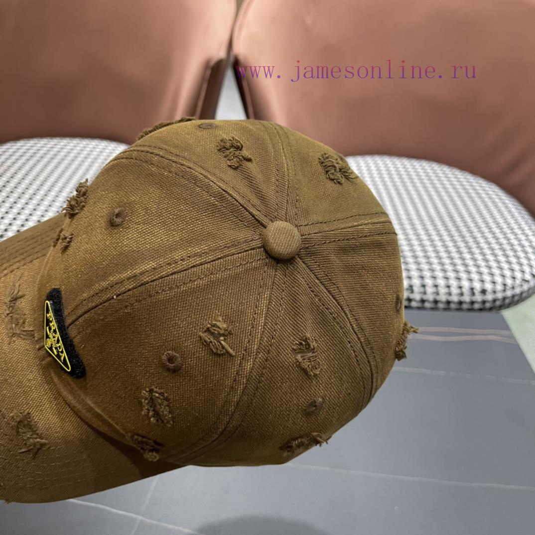 Prada's new baseball cap for spring and summer 2024 has a strong sense of design and is refr5ovgo3cm - Image 9