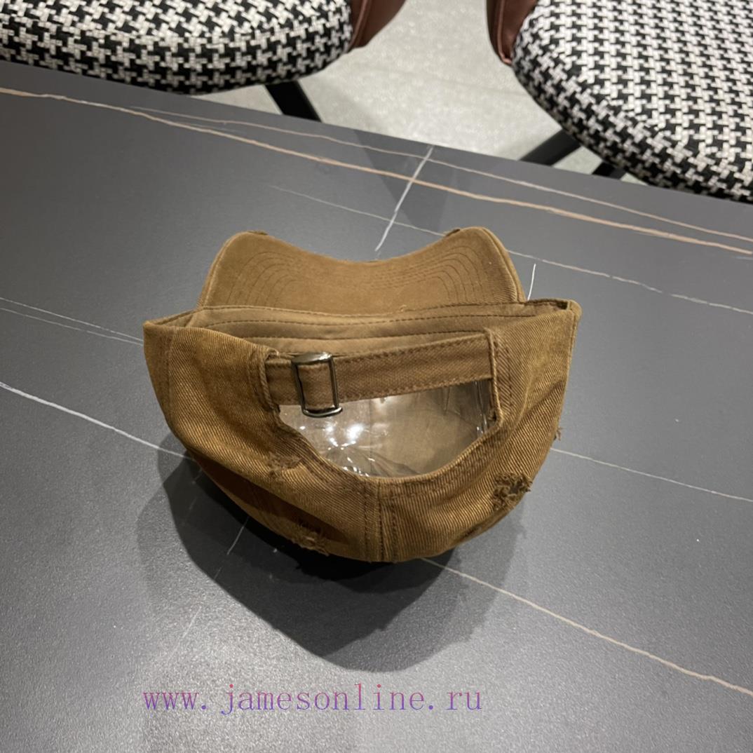 Prada's new baseball cap for spring and summer 2024 has a strong sense of design and is refr5ovgo3cm - Image 11