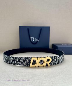 This 35mm double-sided belt with a width of 3.5cm combines elegant temperament with modern s i8nborz9