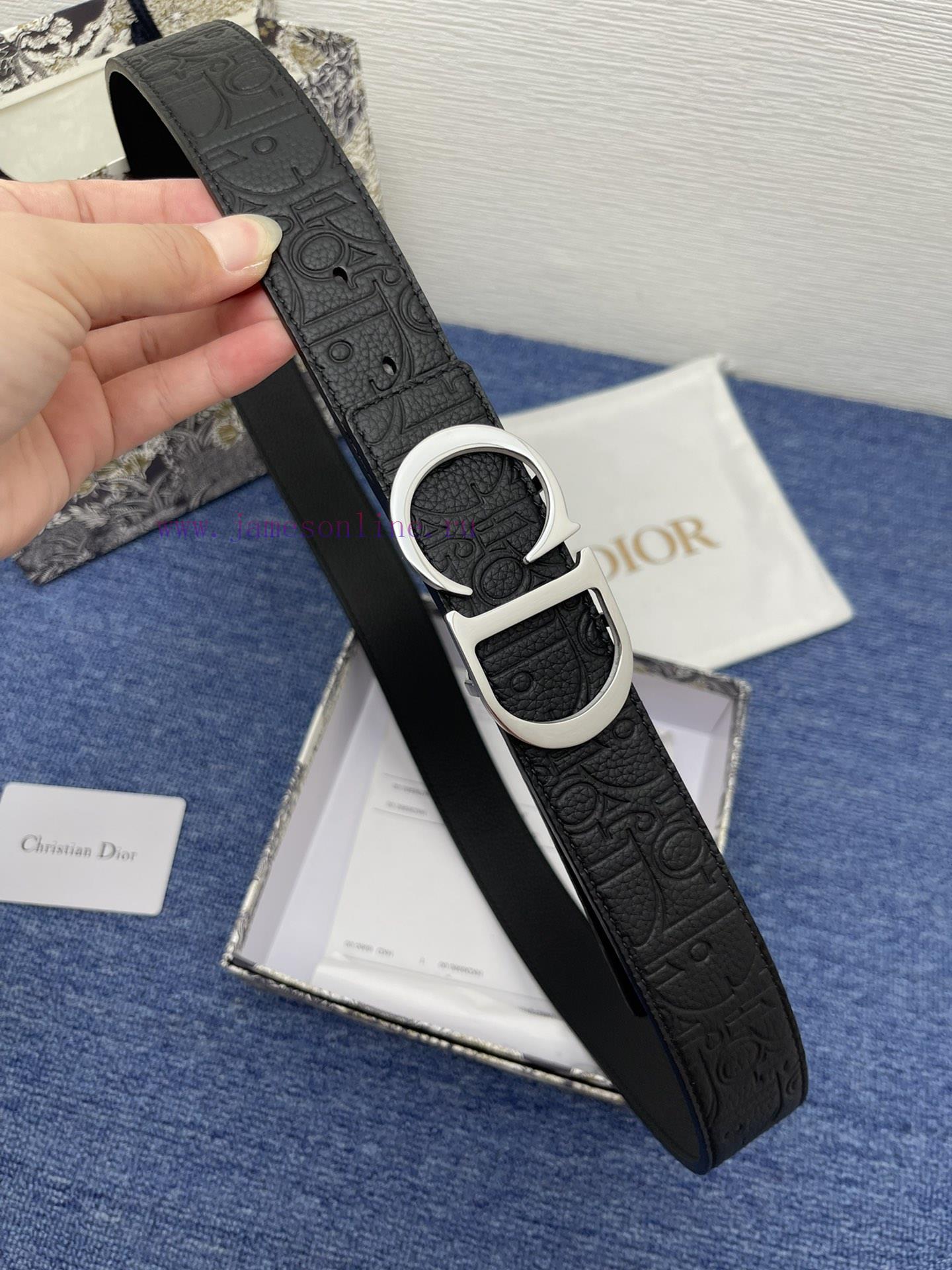This 35mm double-sided belt from Dior combines elegant temperament with modern style. On one qywpagoe
