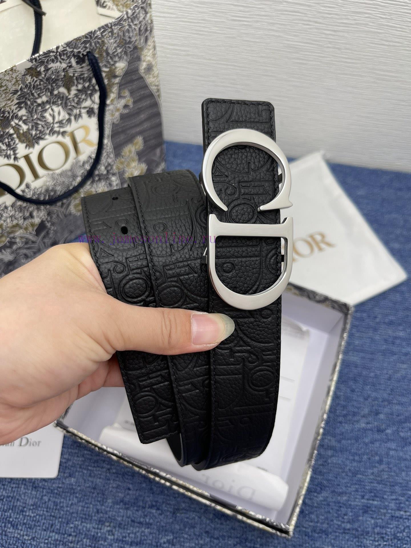 This 35mm double-sided belt from Dior combines elegant temperament with modern style. On one qywpagoe - Image 3