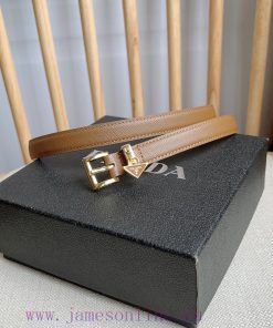 PRADA's elegant Saffiano belt showcases a feminine design with a soft and heartfelt triangul jj8ph1jg